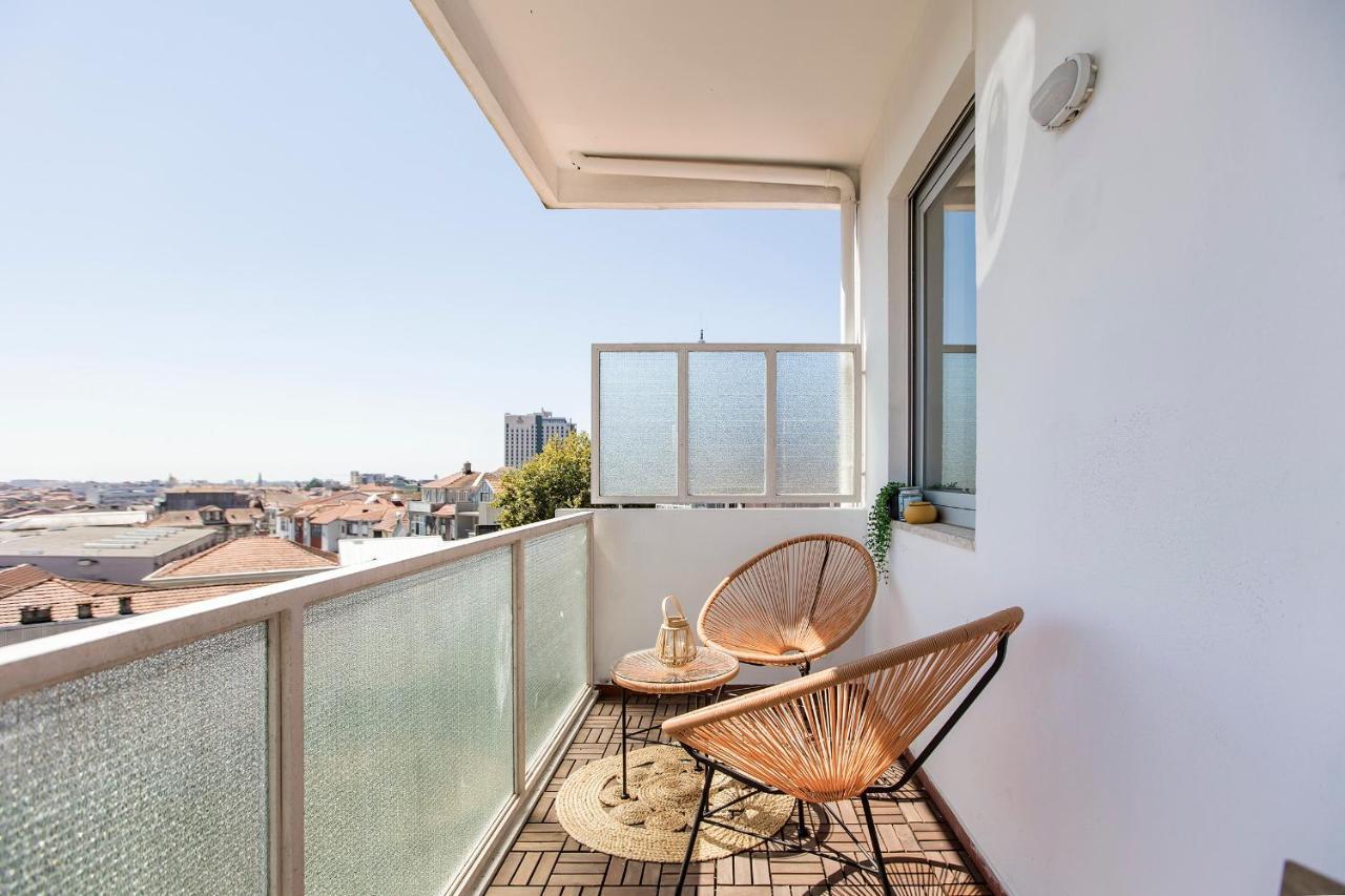 Elegant Studio W/ Ac & Balcony By Lovelystay Porto Bagian luar foto