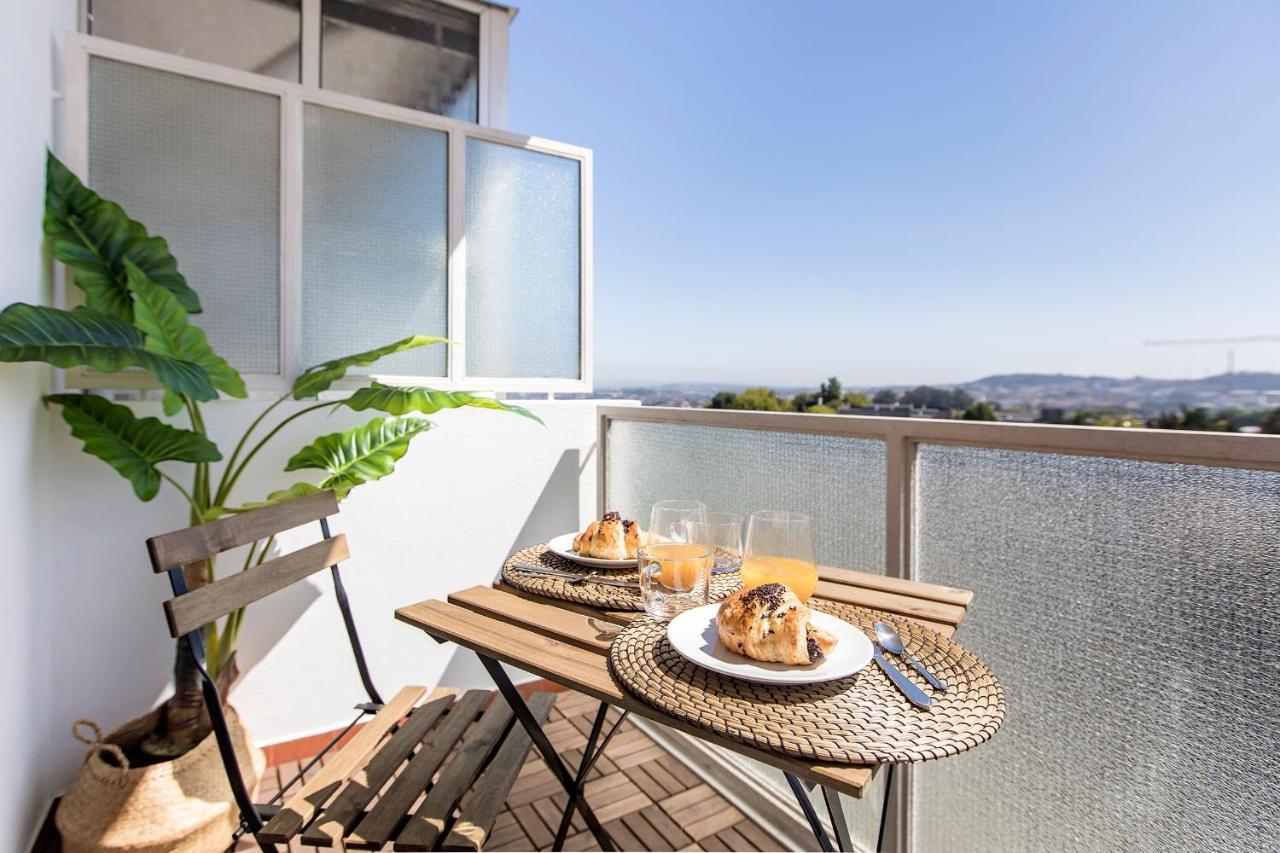 Elegant Studio W/ Ac & Balcony By Lovelystay Porto Bagian luar foto
