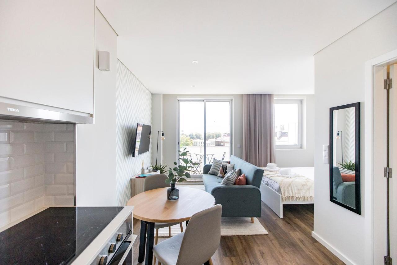 Elegant Studio W/ Ac & Balcony By Lovelystay Porto Bagian luar foto