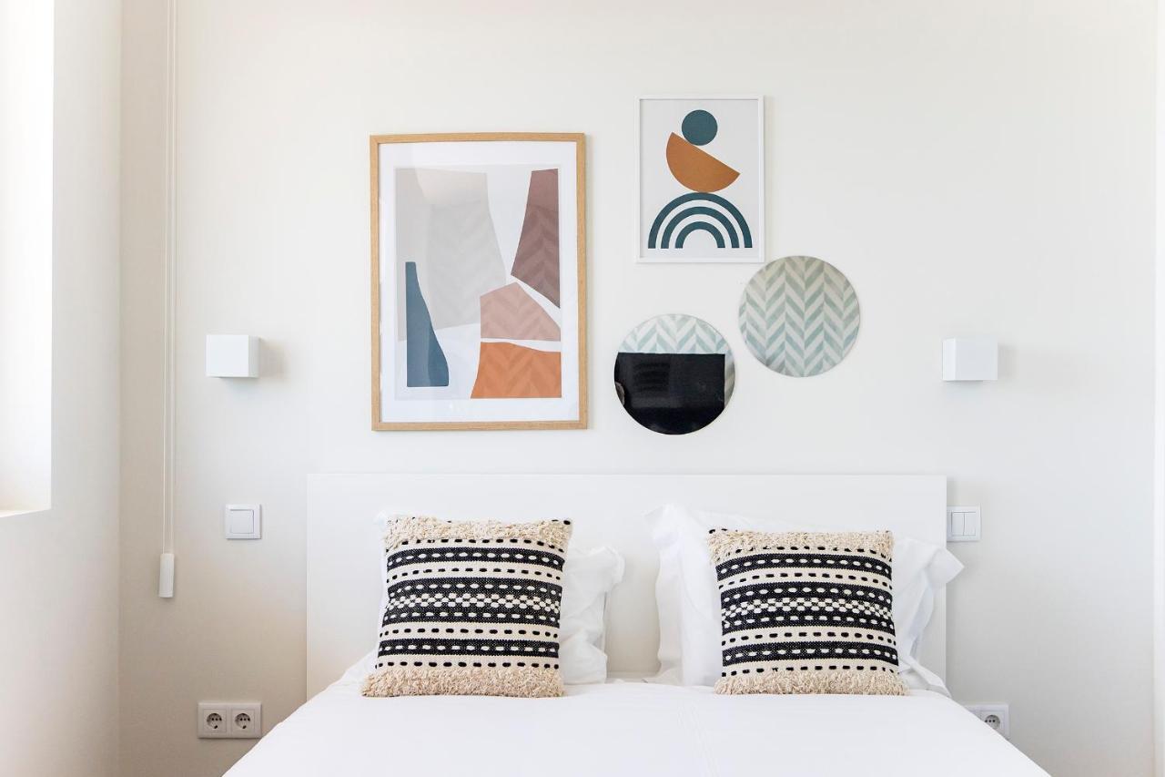 Elegant Studio W/ Ac & Balcony By Lovelystay Porto Bagian luar foto